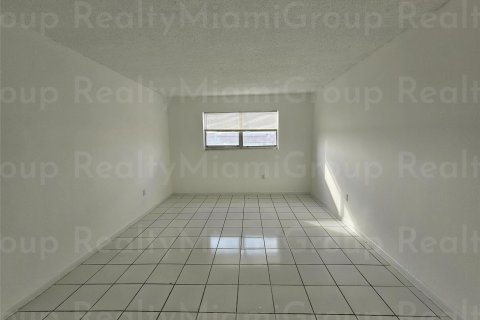 Condo in Lauderdale Lakes, Florida, 2 bedrooms  № 870982 - photo 14