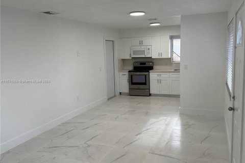 Immobilier commercial à vendre à Hialeah, Floride: 281.49 m2 № 1291850 - photo 23