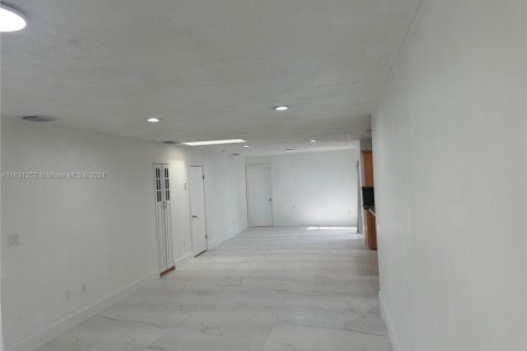 Immobilier commercial à vendre à Hialeah, Floride: 281.49 m2 № 1291850 - photo 11