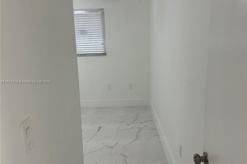 Immobilier commercial à vendre à Hialeah, Floride: 281.49 m2 № 1291850 - photo 26