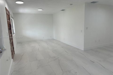 Immobilier commercial à vendre à Hialeah, Floride: 281.49 m2 № 1291850 - photo 12