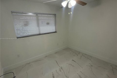 Immobilier commercial à vendre à Hialeah, Floride: 281.49 m2 № 1291850 - photo 27