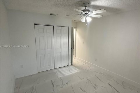 Immobilier commercial à vendre à Hialeah, Floride: 281.49 m2 № 1291850 - photo 30