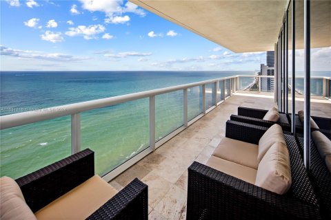 Copropriété à vendre à Hallandale Beach, Floride: 3 chambres, 191.84 m2 № 1291903 - photo 1