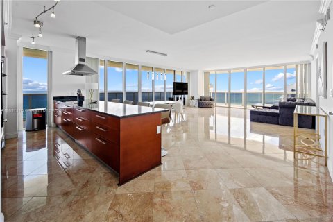 Condominio en venta en Hallandale Beach, Florida, 3 dormitorios, 191.84 m2 № 1291903 - foto 3