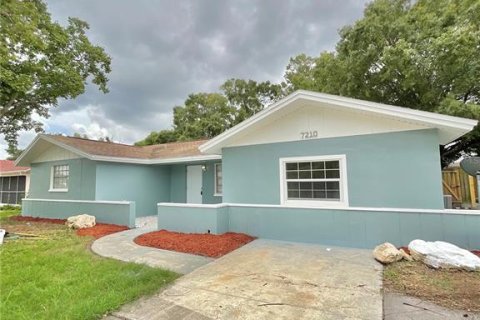 House in Port Richey, Florida 4 bedrooms, 124.12 sq.m. № 1355999 - photo 1