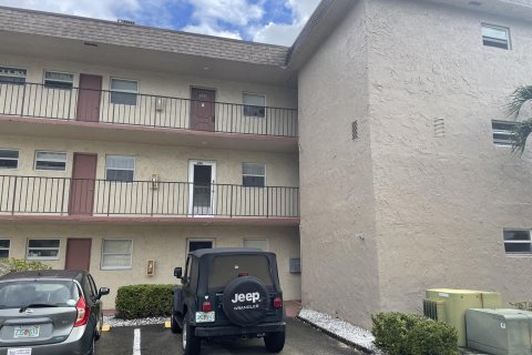 Condominio en venta en Palm Springs, Florida, 2 dormitorios, 92.34 m2 № 913102 - foto 2