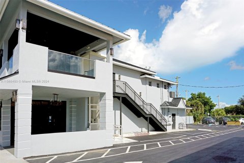 Купить коммерческую недвижимость в Уилтон-Мэнорс, Флорида № 1117249 - фото 1
