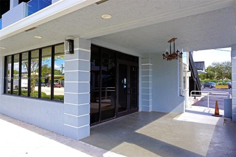 Купить коммерческую недвижимость в Уилтон-Мэнорс, Флорида № 1117249 - фото 3