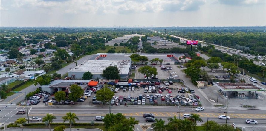 Propiedad comercial en Miami Gardens, Florida № 1329718