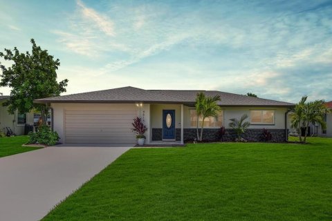 House in Cape Coral, Florida 3 bedrooms, 168.25 sq.m. № 1370056 - photo 1