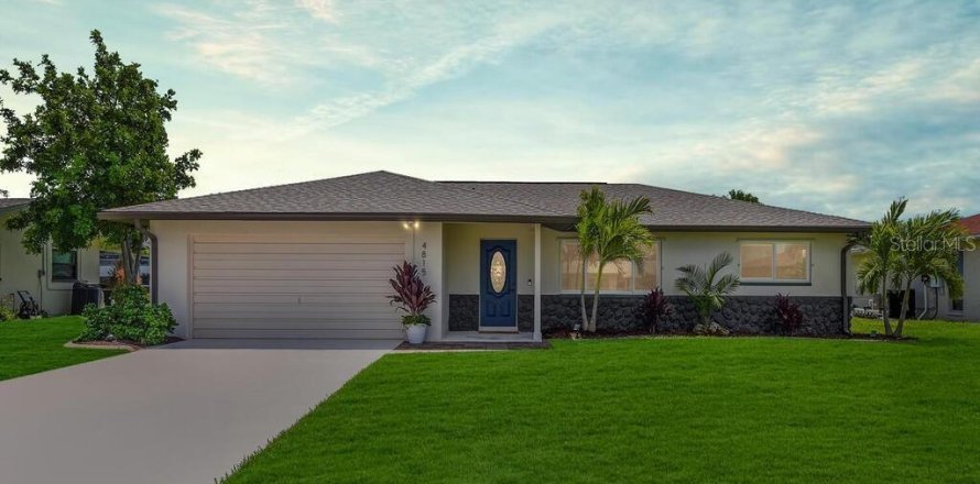 House in Cape Coral, Florida 3 bedrooms, 168.25 sq.m. № 1370056