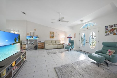 House in Punta Gorda, Florida 3 bedrooms, 205.59 sq.m. № 1346658 - photo 6