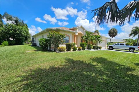 House in Port Charlotte, Florida 4 bedrooms, 232.63 sq.m. № 1346705 - photo 22