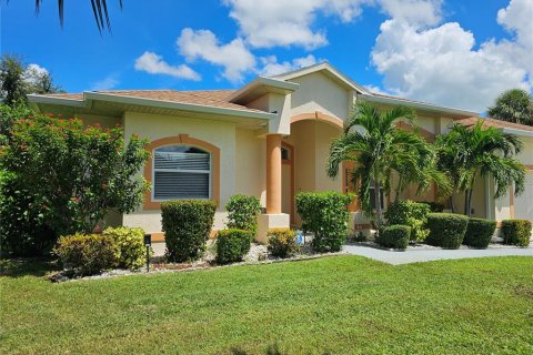 House in Port Charlotte, Florida 4 bedrooms, 232.63 sq.m. № 1346705 - photo 1