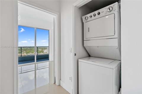 Condo in Miami, Florida, 1 bedroom  № 1355140 - photo 18