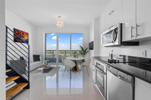 Condominio en alquiler en Miami, Florida, 1 dormitorio, 55.28 m2 № 1355140 - foto 1