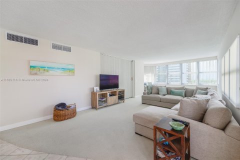 Condominio en venta en Hallandale Beach, Florida, 3 dormitorios, 161.65 m2 № 1290950 - foto 9