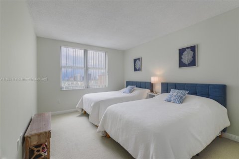 Condo in Hallandale Beach, Florida, 3 bedrooms  № 1290950 - photo 17