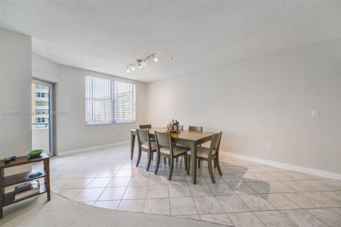 Condo in Hallandale Beach, Florida, 3 bedrooms  № 1290950 - photo 12