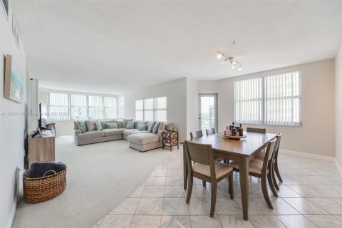 Condo in Hallandale Beach, Florida, 3 bedrooms  № 1290950 - photo 7