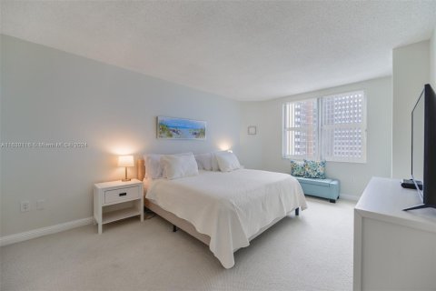 Condo in Hallandale Beach, Florida, 3 bedrooms  № 1290950 - photo 13