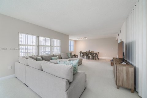 Condo in Hallandale Beach, Florida, 3 bedrooms  № 1290950 - photo 10