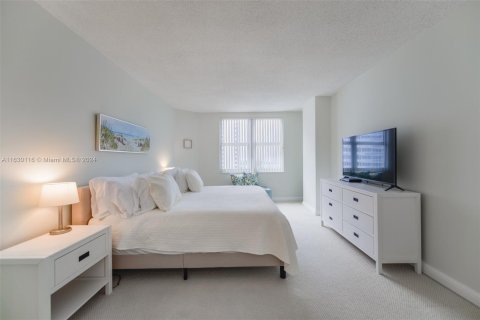 Condo in Hallandale Beach, Florida, 3 bedrooms  № 1290950 - photo 14