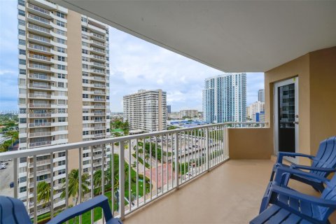 Condo in Hallandale Beach, Florida, 3 bedrooms  № 1290950 - photo 26