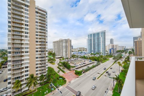 Condo in Hallandale Beach, Florida, 3 bedrooms  № 1290950 - photo 27