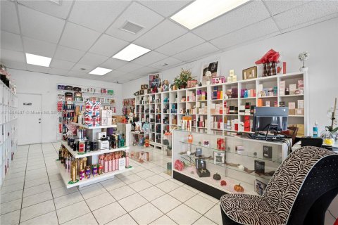 Commercial property in Hialeah, Florida № 1176271 - photo 17