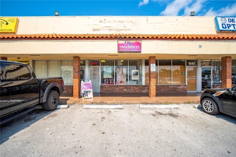 Commercial property in Hialeah, Florida № 1176271 - photo 1