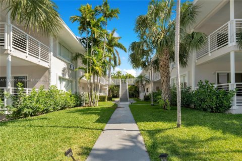Appartement à louer à Bay Harbor Islands, Floride: 2 chambres, 102.19 m2 № 565015 - photo 1