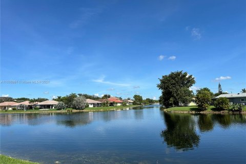 Condominio en venta en Tamarac, Florida, 2 dormitorios, 120.22 m2 № 1384297 - foto 4