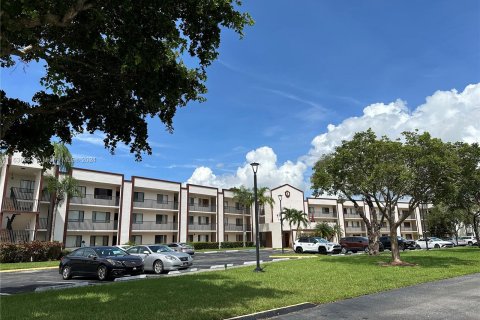 Condominio en venta en Tamarac, Florida, 2 dormitorios, 120.22 m2 № 1384297 - foto 1