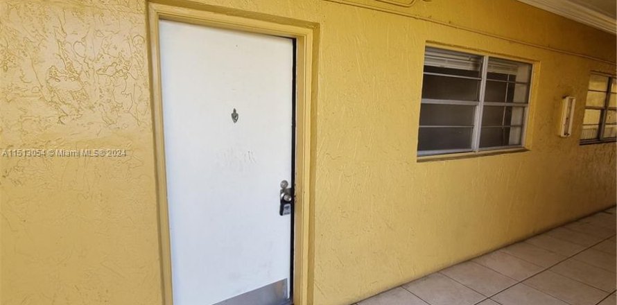Condominio en Pembroke Park, Florida, 2 dormitorios  № 944522