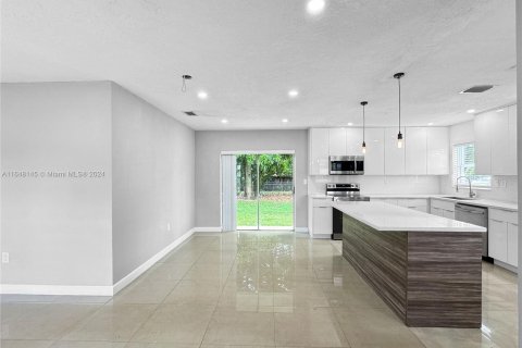 Villa ou maison à vendre à Miami Gardens, Floride: 3 chambres, 94.02 m2 № 1331578 - photo 3