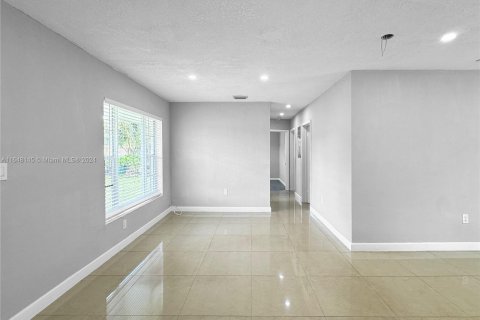 Villa ou maison à vendre à Miami Gardens, Floride: 3 chambres, 94.02 m2 № 1331578 - photo 5