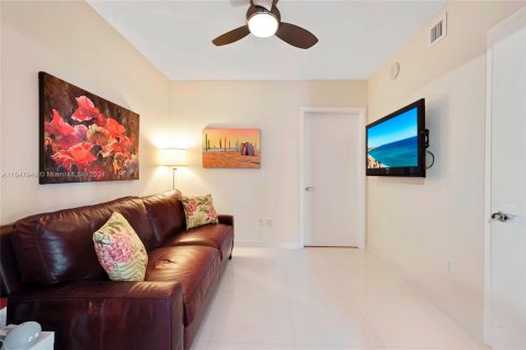 Condo in Hallandale Beach, Florida, 3 bedrooms  № 1331575 - photo 26