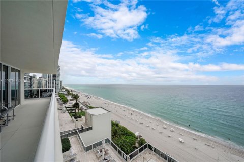 Condo in Hallandale Beach, Florida, 3 bedrooms  № 1331575 - photo 13