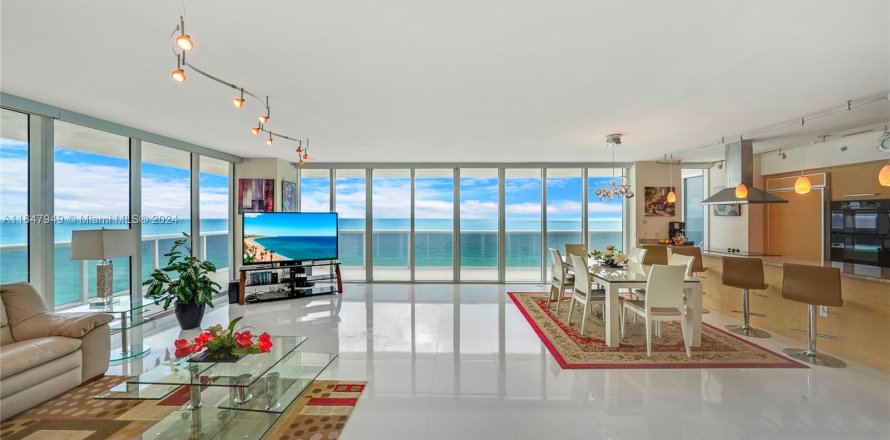 Condo in Hallandale Beach, Florida, 3 bedrooms  № 1331575