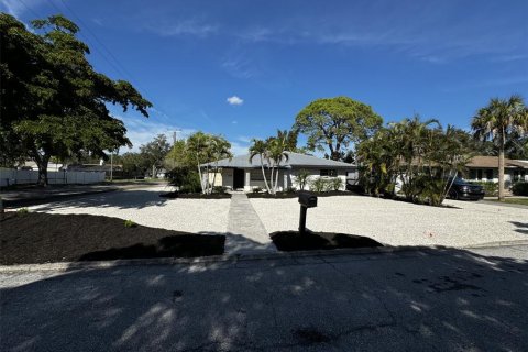 Villa ou maison à louer à Sarasota, Floride: 2 chambres, 131.92 m2 № 867251 - photo 2