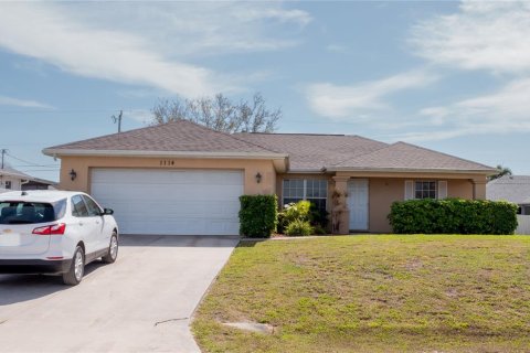 House in Cape Coral, Florida 3 bedrooms, 131.74 sq.m. № 1007782 - photo 2