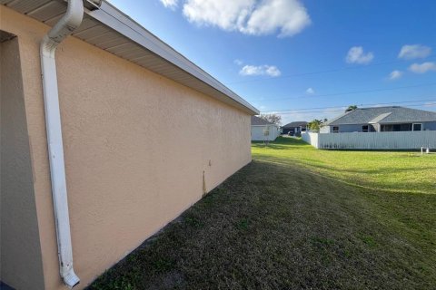 House in Cape Coral, Florida 3 bedrooms, 131.74 sq.m. № 1007782 - photo 22