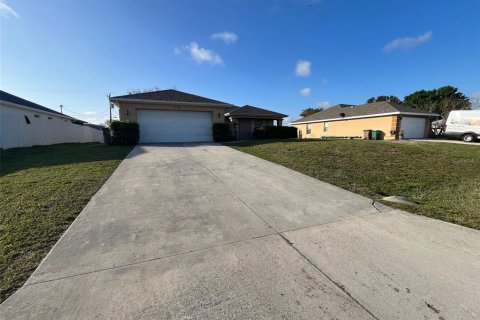 House in Cape Coral, Florida 3 bedrooms, 131.74 sq.m. № 1007782 - photo 19