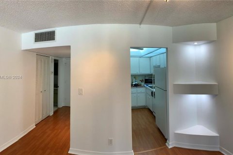 Condo in Hollywood, Florida, 1 bedroom  № 1170456 - photo 13