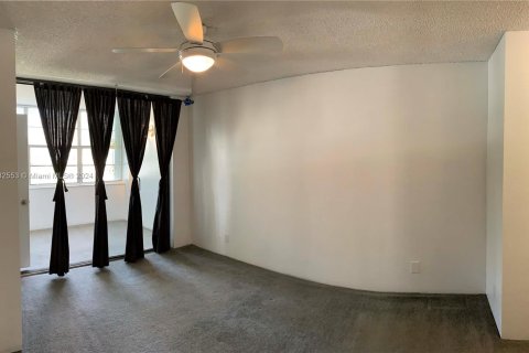 Condo in Hollywood, Florida, 1 bedroom  № 1170456 - photo 16