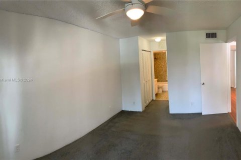 Condo in Hollywood, Florida, 1 bedroom  № 1170456 - photo 17