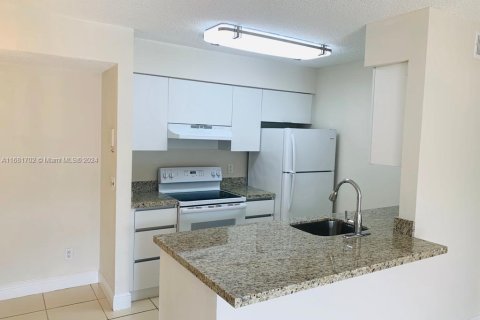 Condo in Pembroke Pines, Florida, 2 bedrooms  № 1413484 - photo 1