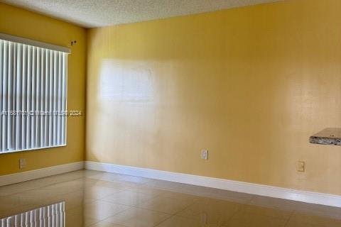 Condo in Pembroke Pines, Florida, 2 bedrooms  № 1413485 - photo 12